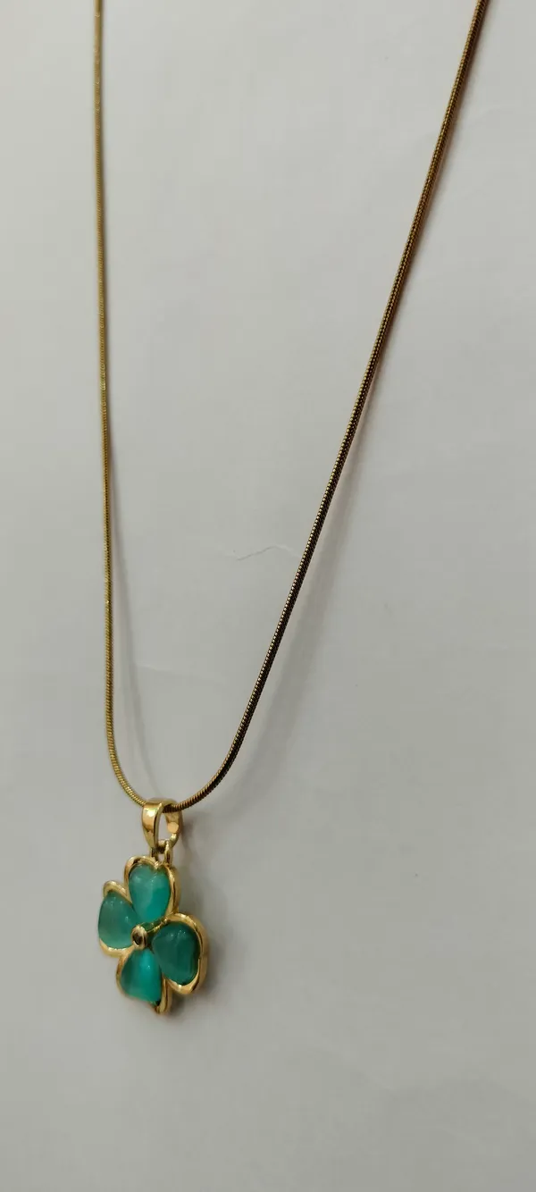 Gold_Tone_Green_Clover_Pendant_Necklace_for_Women
