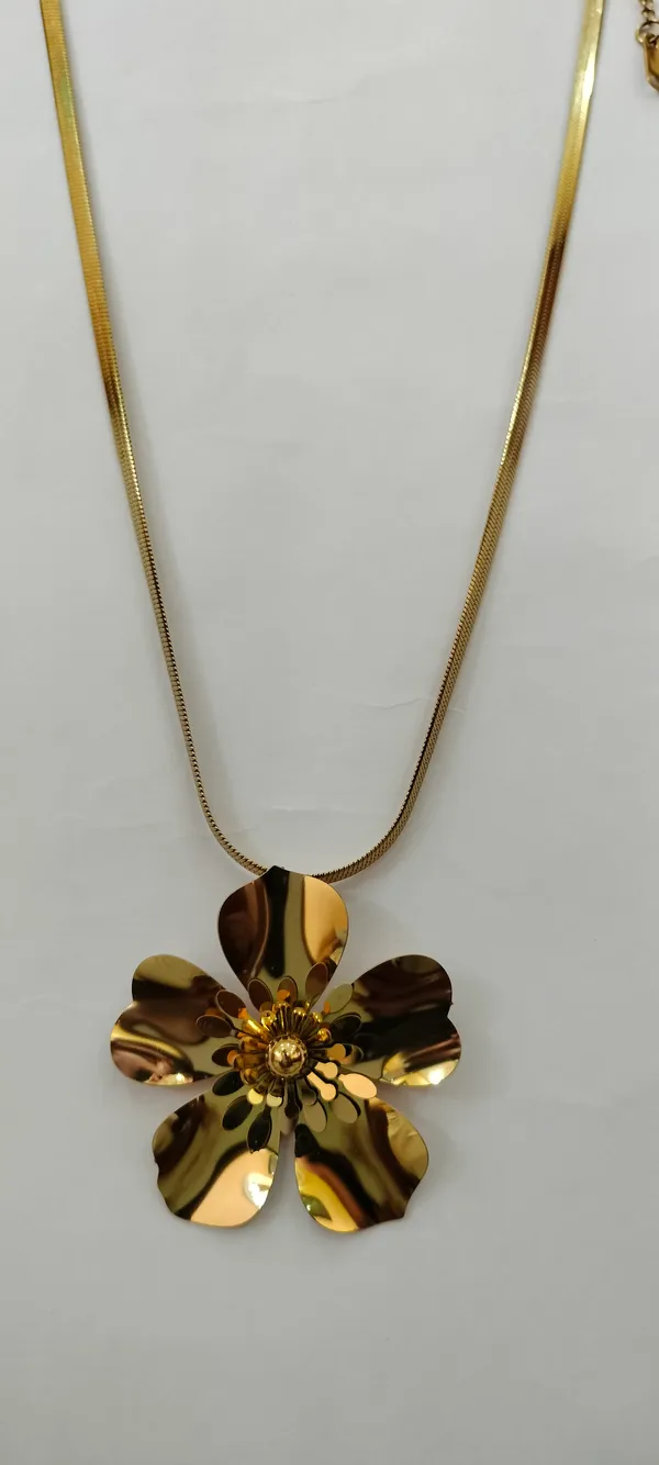 Gold-Tone_Floral_Pendant_Necklace_for_Women