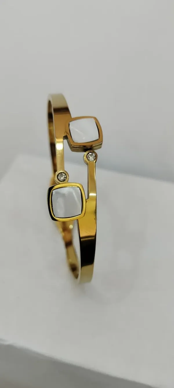 Gold_Tone_Squre_Bracelet_for_Women