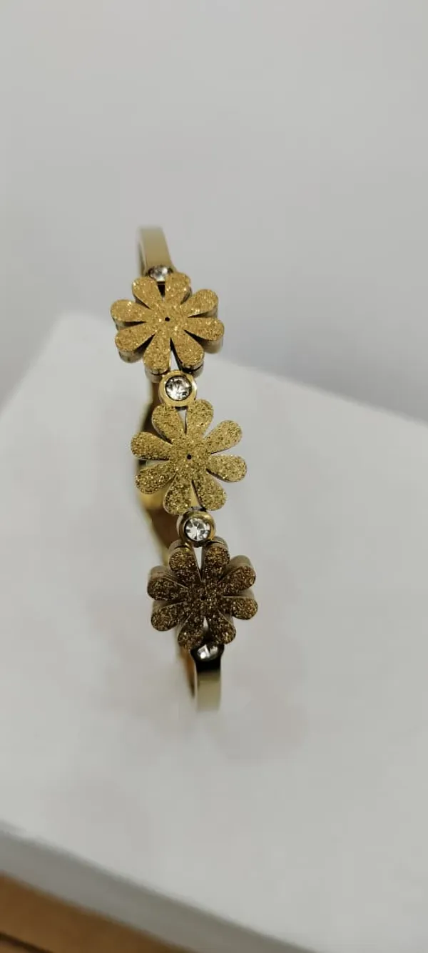 Gold_Tone_Flower_Bracelet_for_Women