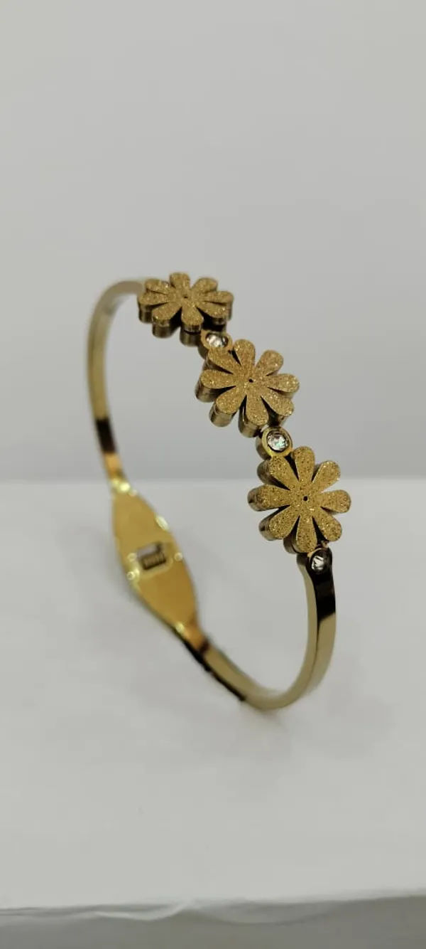 Gold_Tone_Flower_Bracelet_for_Women