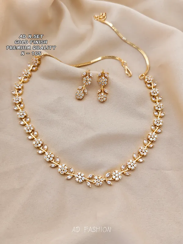 Gold_Brass_Floral_Cluster_Stone_Necklace_Set_For_Women
