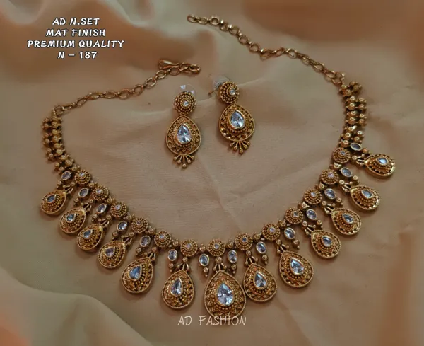 Gold_Brass_Teardrop_Pendant_Statement_Necklace_Set_For_Women