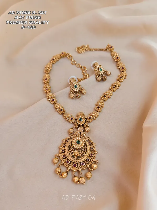 Gold_Brass_Floral_Stone_Studded_Statement_Necklace_Set_For_Women