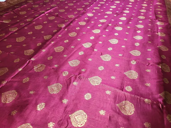 Sindhuja_Fashion_House_Woven_Banarasi_Silk_Blend_Saree_(Magenta)