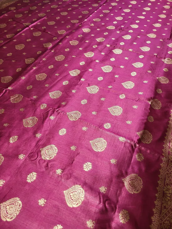 Sindhuja_Fashion_House_Woven_Banarasi_Silk_Blend_Saree_(Magenta)