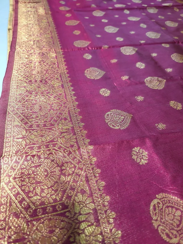 Sindhuja_Fashion_House_Woven_Banarasi_Silk_Blend_Saree_(Magenta)