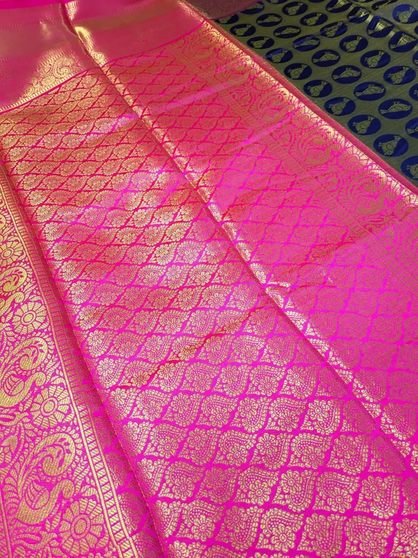 Sindhuja_Fashion_House_Woven,_Floral_Print,_Geometric_Print,_Temple_Border,_Self_Design_Banarasi_Silk_Blend_Saree_(Multicolor)