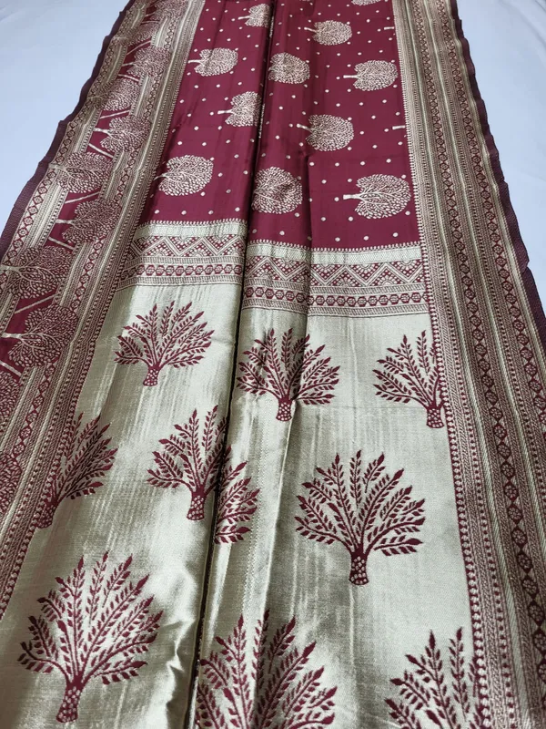Sindhuja_Fashion_House_Woven,_Printed,_Floral_Print_Banarasi_Silk_Blend_Saree_(Gold)
