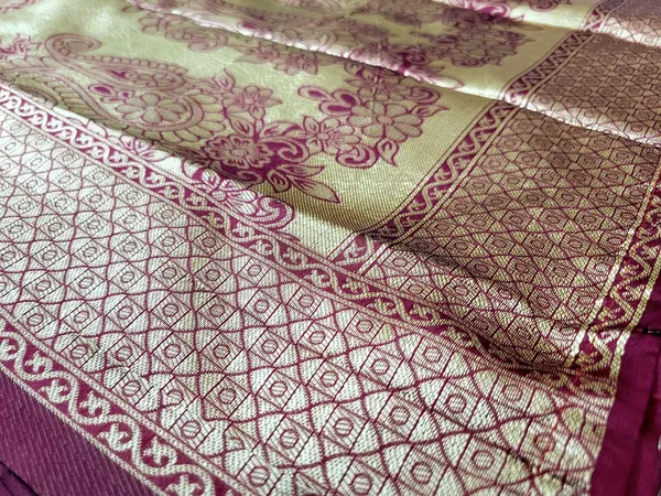 Sindhuja_Fashion_House_Woven,_Floral_Print_Bollywood_Semi-Pashmina_Saree_(Maroon)
