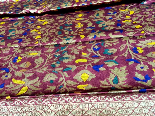 Sindhuja_Fashion_House_Woven,_Floral_Print_Bollywood_Semi-Pashmina_Saree_(Maroon)