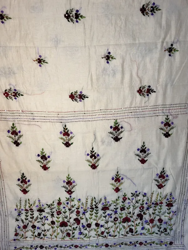 Sindhuja_Fashion_House_Embroidered,_Floral_Print_Daily_Wear_Tussar_Silk_Saree_(White)