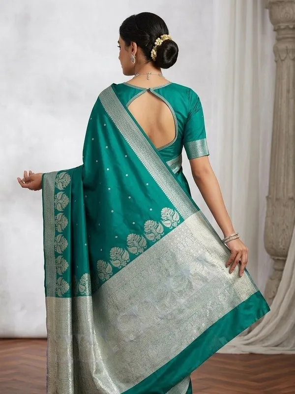 Sindhuja_Fashion_House_Woven,_Temple_Border_Banarasi_Pure_Silk_Saree_(Light_Blue)