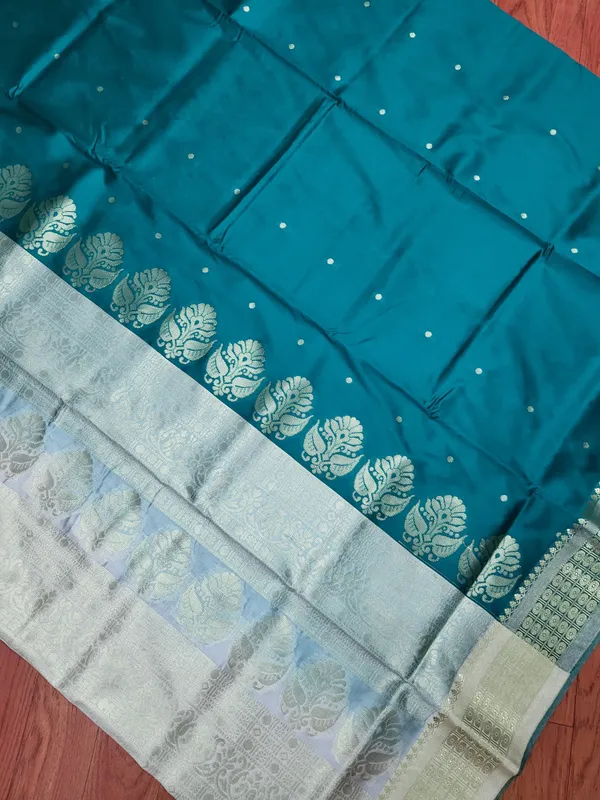Sindhuja_Fashion_House_Woven,_Temple_Border_Banarasi_Pure_Silk_Saree_(Light_Blue)