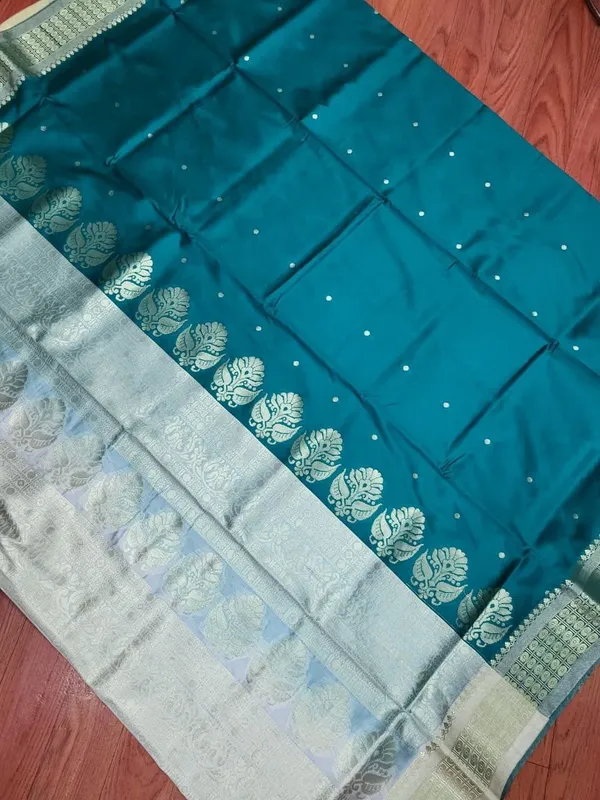Sindhuja_Fashion_House_Woven,_Temple_Border_Banarasi_Pure_Silk_Saree_(Light_Blue)