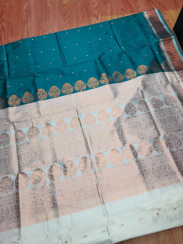 Sindhuja_Fashion_House_Woven_Banarasi_Pure_Silk_Saree_(Green)