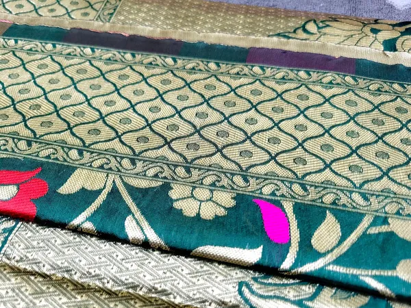 Sindhuja_Fashion_House_Floral_Print,_Woven,_Embroidered_Banarasi_Silk_Blend_Saree_(Dark_Green)