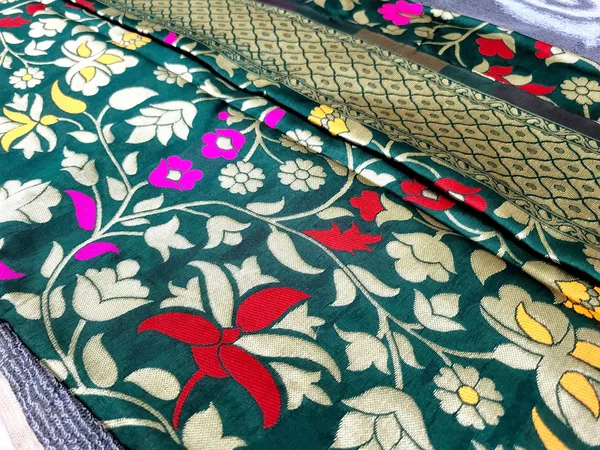 Sindhuja_Fashion_House_Floral_Print,_Woven,_Embroidered_Banarasi_Silk_Blend_Saree_(Dark_Green)