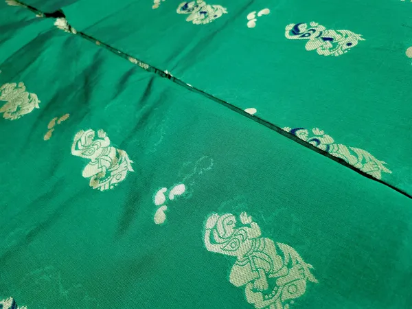Sindhuja_Fashion_House_Woven,_Paisley,_Floral_Print,_Graphic_Print_Banarasi_Silk_Blend_Saree_(Dark_Green)