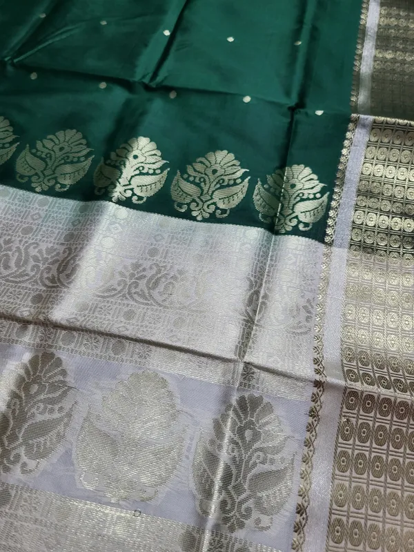 Sindhuja_Fashion_House_Woven_Banarasi_Pure_Silk,_Silk_Blend_Saree_(Dark_Green,_Silver)