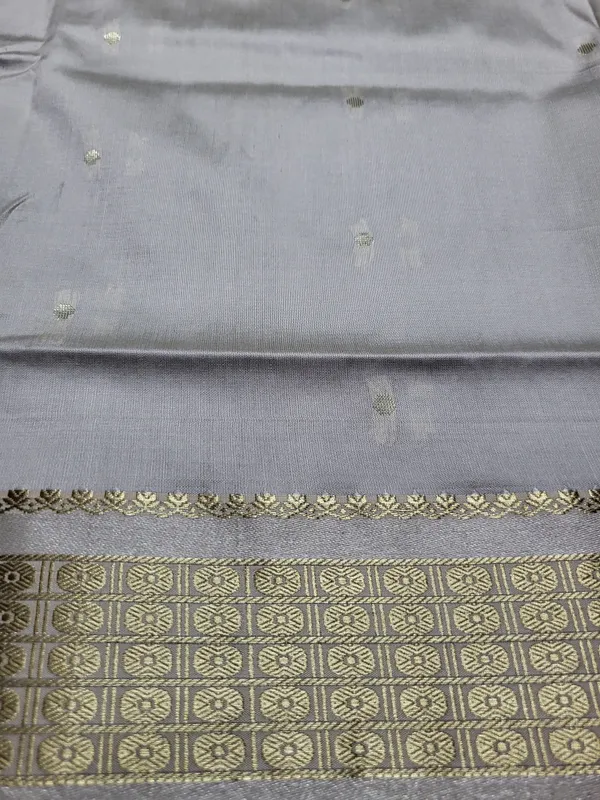 Sindhuja_Fashion_House_Woven_Banarasi_Pure_Silk,_Silk_Blend_Saree_(Dark_Green,_Silver)