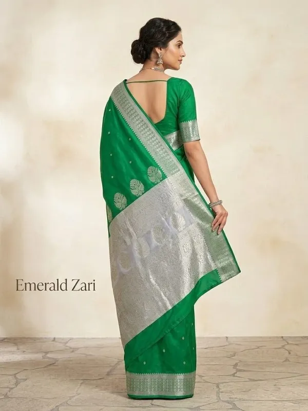 Sindhuja_Fashion_House_Woven,_Self_Design,_Temple_Border_Banarasi_Pure_Silk,_Silk_Blend_Saree_(Green,_Silver)