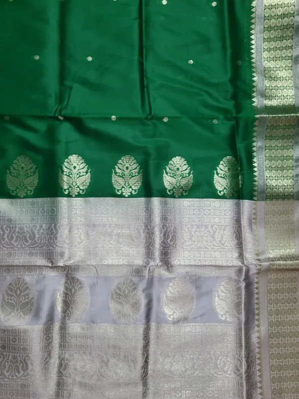 Sindhuja_Fashion_House_Woven,_Self_Design,_Temple_Border_Banarasi_Pure_Silk,_Silk_Blend_Saree_(Green,_Silver)