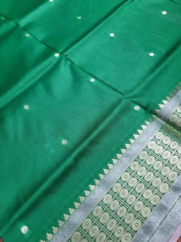 Sindhuja_Fashion_House_Woven,_Self_Design,_Temple_Border_Banarasi_Pure_Silk,_Silk_Blend_Saree_(Green,_Silver)