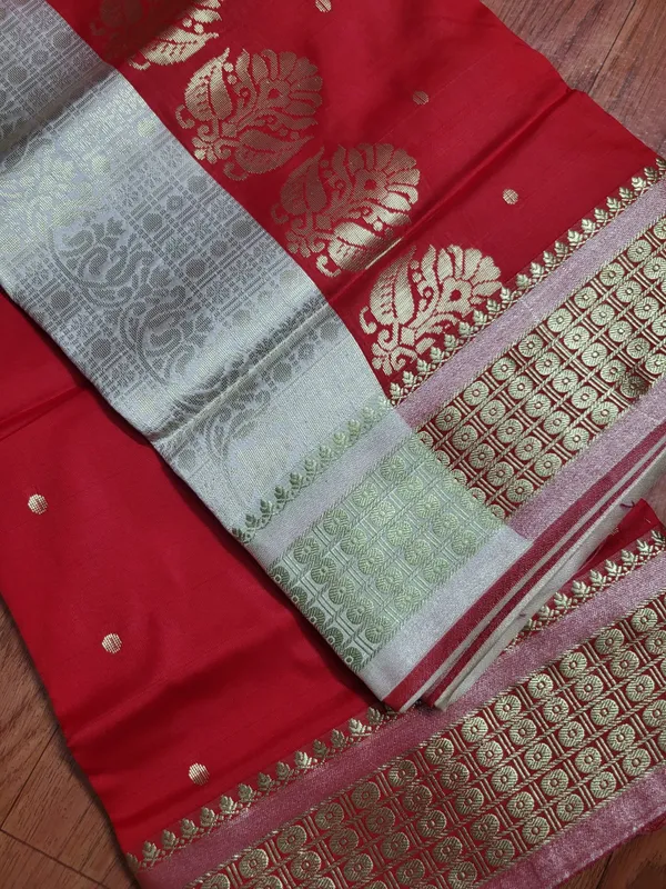 Sindhuja_Fashion_House_Woven,_Geometric_Print,_Floral_Print_Banarasi_Silk_Blend,_Pure_Silk_Saree_(Red,_White)