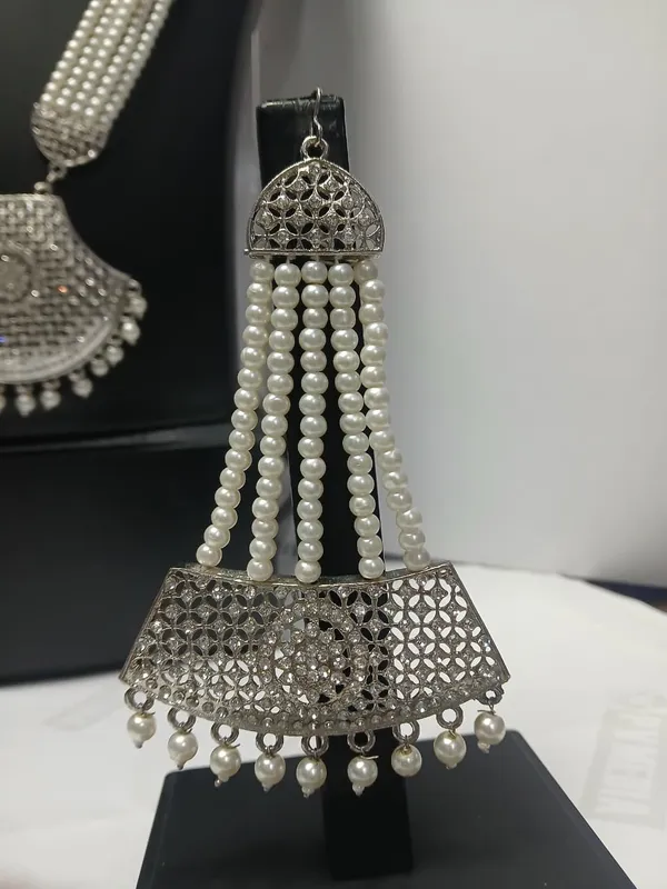 Silver_Tone_Pearl_Necklace_Earrings_And_Maang_Tikka_Set