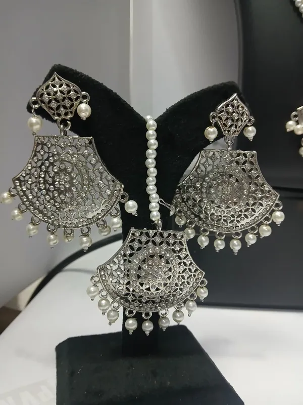 Silver_Tone_Pearl_Necklace_Earrings_And_Maang_Tikka_Set