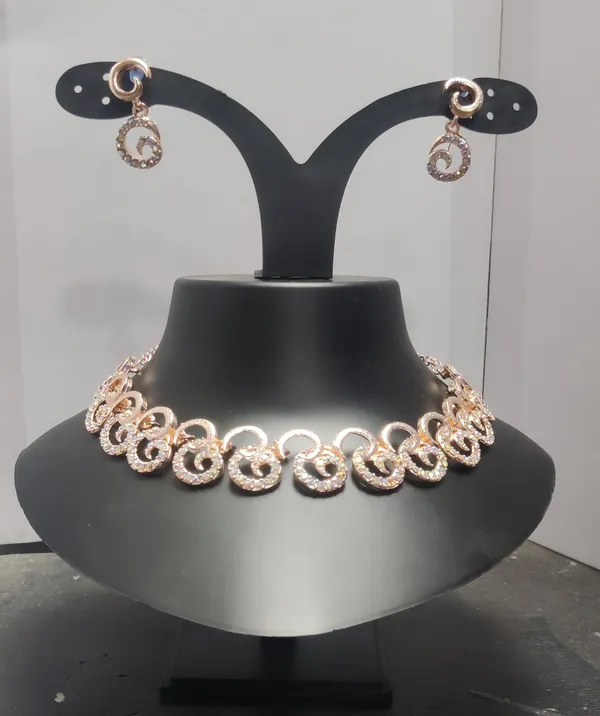 Rose_Gold_Circular_Necklace_And_Earrings_Set_for_Women