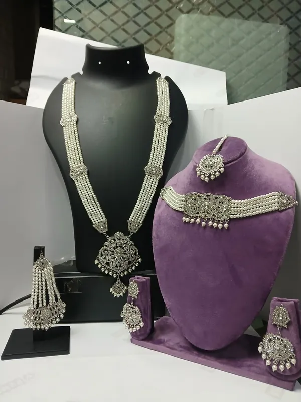 Silver_Tone_Pearl_Statement_Necklace_Set_For_Women