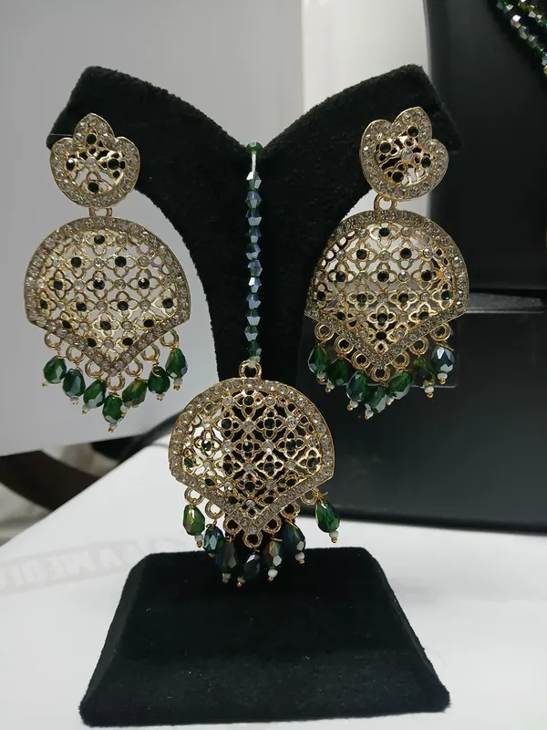 Green_Beaded_Traditional_Jewellery_Set_for_Women