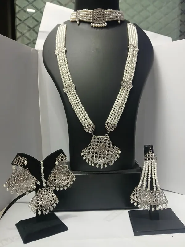 Silver_Tone_Pearl_Necklace_Earrings_And_Maang_Tikka_Set