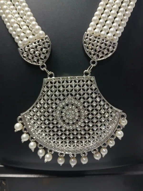 Silver_Tone_Pearl_Necklace_Earrings_And_Maang_Tikka_Set