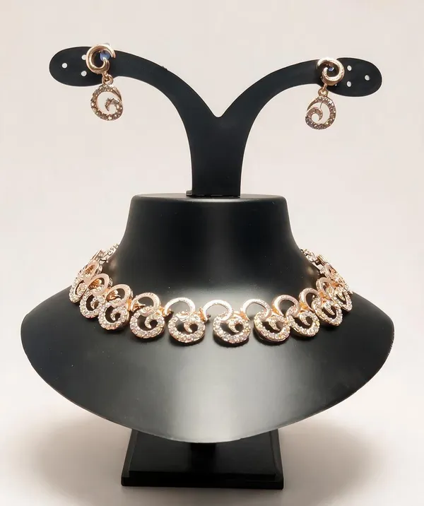 Rose_Gold_Circular_Necklace_And_Earrings_Set_for_Women