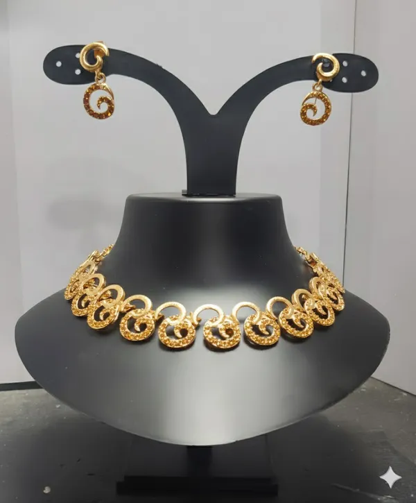 Gold_Tone_Loop_Design_Necklace_And_Earrings_Set