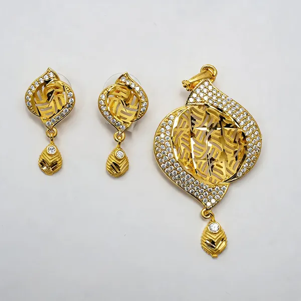 Premium_Gold_Plated__Stone_Studded_Pendant_And_Earring_Set_For_Women