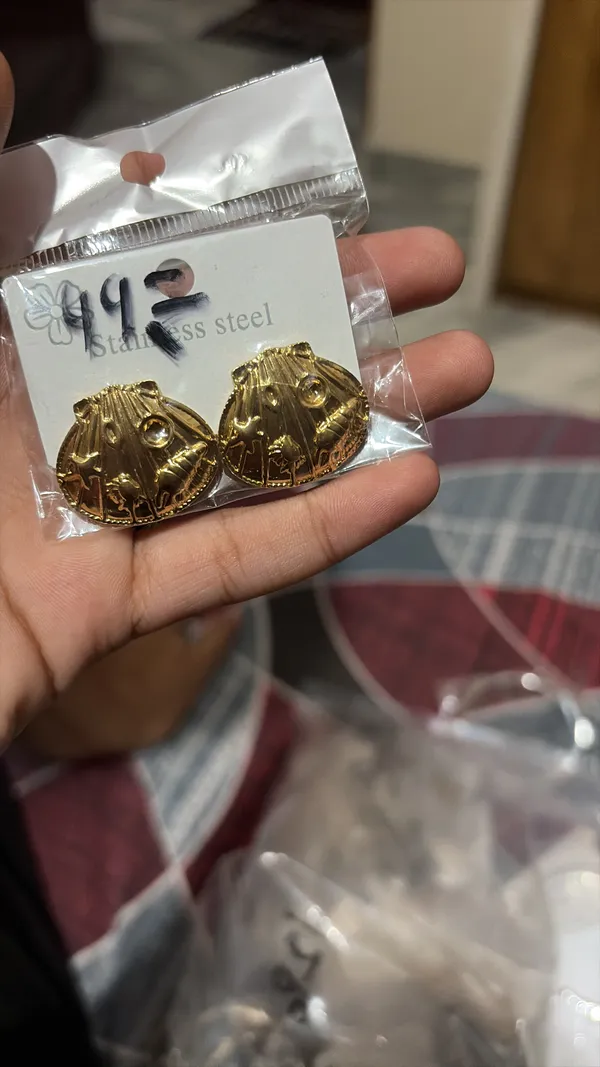 gold_lion_face_stud_earrings