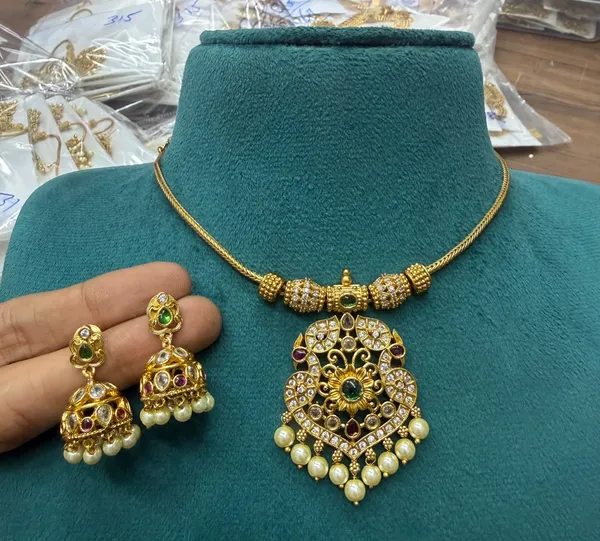 Gold_Tone_Kundan_Necklace_Set_for_Women