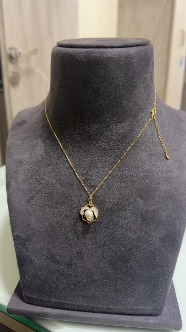 Gold_Tone_Floral_Pearl_Pendant_Necklace_for_Women