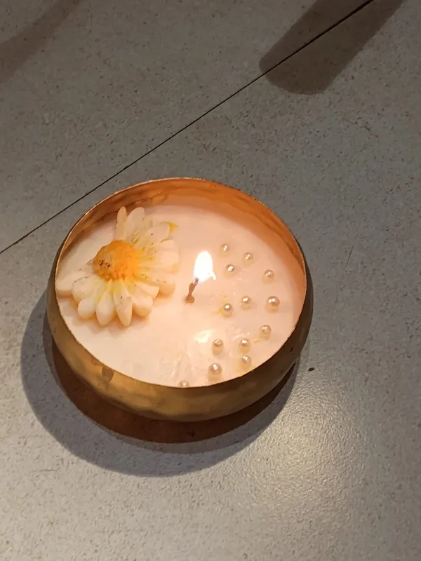 urli_candle_daisy_flowel_and_pearl
