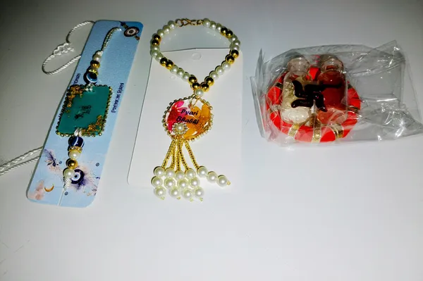 pressed_real_daisy_flower_bhaiya_rakhi_and_bhabhi_rakhi_roli_chawal