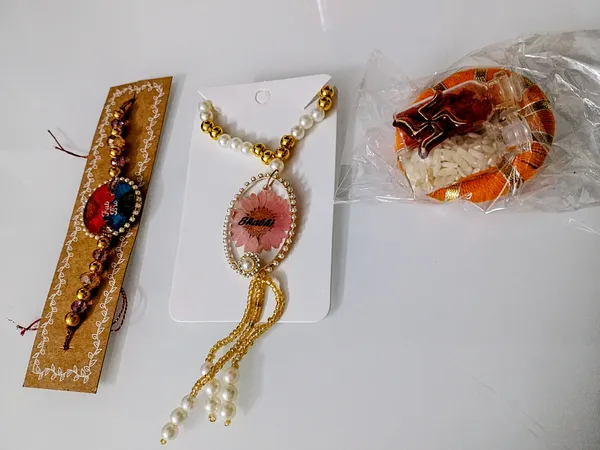 pressed_real_daisy_flower_bhaiya_rakhi_and_bhabhi_rakhi_roli_chawal