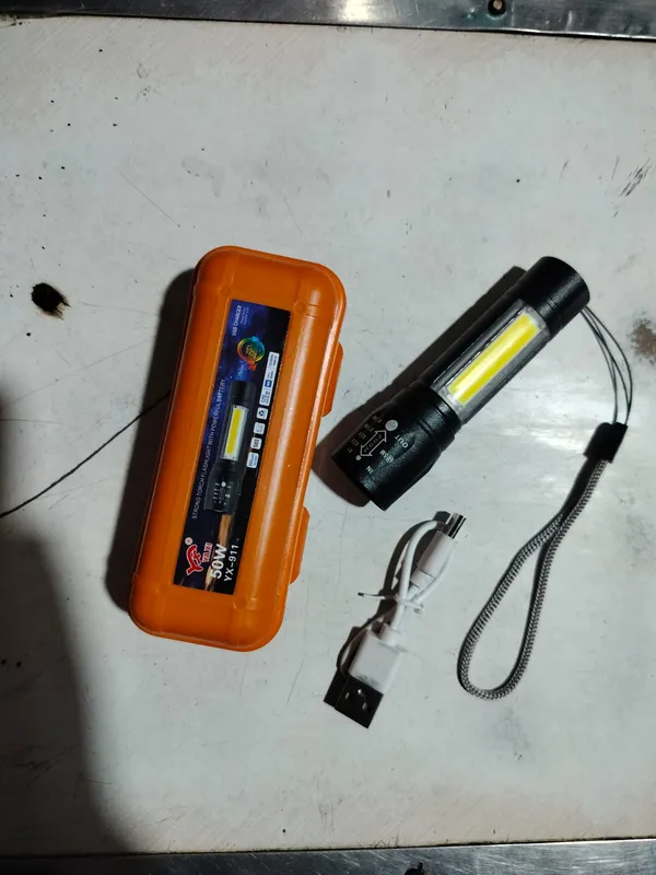 Multifunctional_Rechargeable_COB_LED_Flashlight_With_USB_Cable