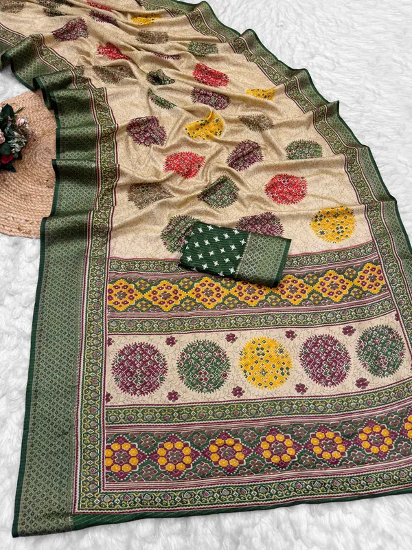 Beige_Printed_Saree_With_Green_Blouse_Piece_For_Women