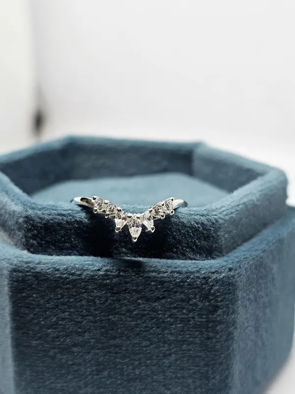 Silver-Tone_Crystal_V-Shape_Ring_for_Women