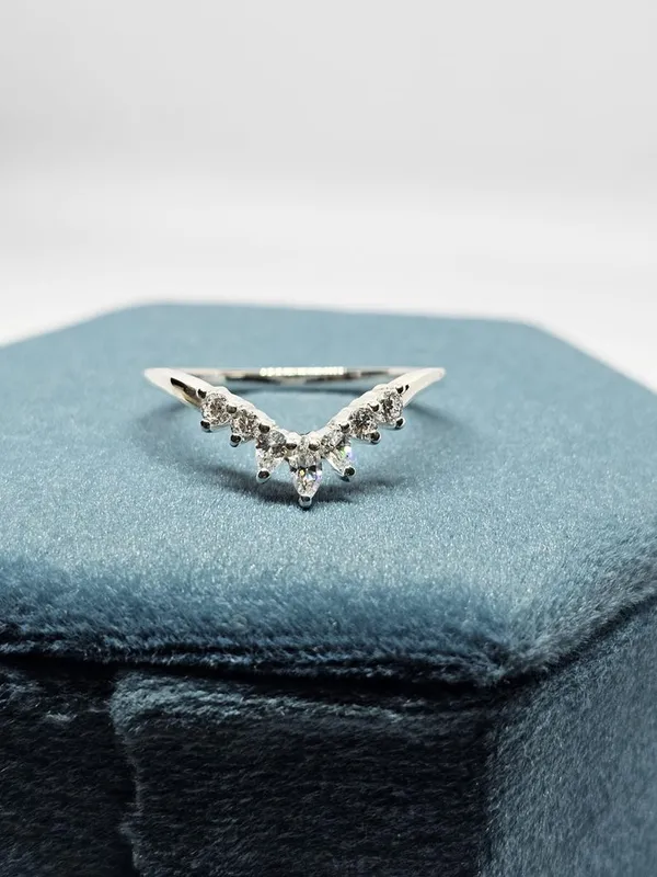 Silver-Tone_Crystal_V-Shape_Ring_for_Women