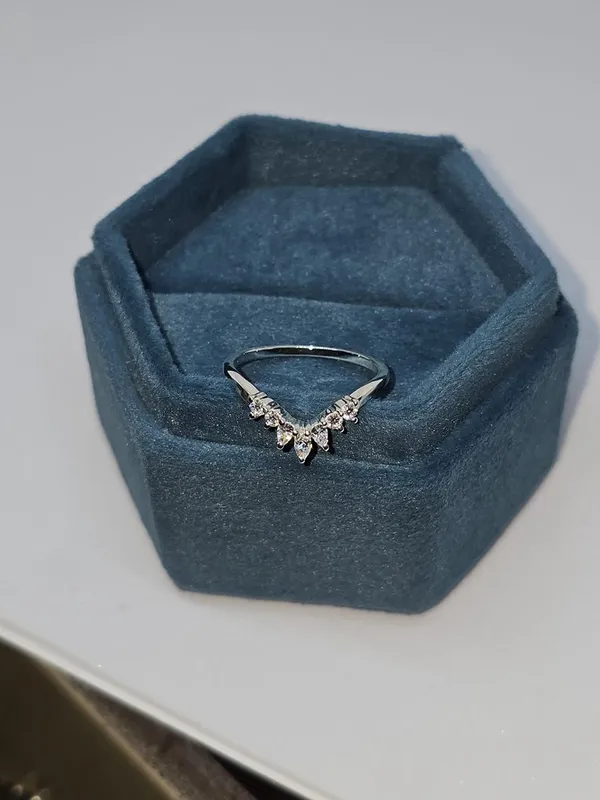 Silver-Tone_Crystal_V-Shape_Ring_for_Women